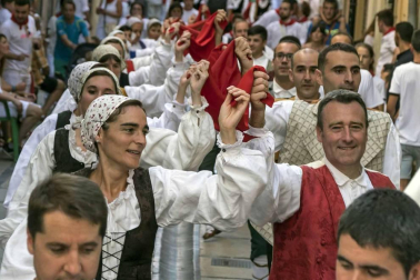 Comienzan las fiestas de la ciudad del Ega. La bajadica del Puy, la bajada del Ega, el Baile de La Era y la salida de la Comparsa de Gigantes y cabezudos han sido los principales actos del primer día de fiestas.