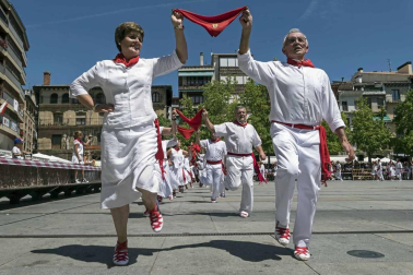 Comienzan las fiestas de la ciudad del Ega. La bajadica del Puy, la bajada del Ega, el Baile de La Era y la salida de la Comparsa de Gigantes y cabezudos han sido los principales actos del primer día de fiestas.