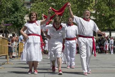 Comienzan las fiestas de la ciudad del Ega. La bajadica del Puy, la bajada del Ega, el Baile de La Era y la salida de la Comparsa de Gigantes y cabezudos han sido los principales actos del primer día de fiestas.