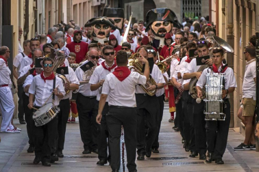 Comienzan las fiestas de la ciudad del Ega. La bajadica del Puy, la bajada del Ega, el Baile de La Era y la salida de la Comparsa de Gigantes y cabezudos han sido los principales actos del primer día de fiestas.