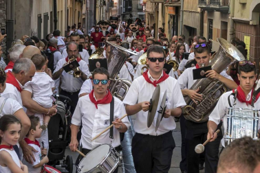 Comienzan las fiestas de la ciudad del Ega. La bajadica del Puy, la bajada del Ega, el Baile de La Era y la salida de la Comparsa de Gigantes y cabezudos han sido los principales actos del primer día de fiestas.