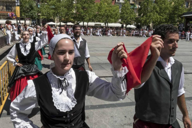 Comienzan las fiestas de la ciudad del Ega. La bajadica del Puy, la bajada del Ega, el Baile de La Era y la salida de la Comparsa de Gigantes y cabezudos han sido los principales actos del primer día de fiestas.