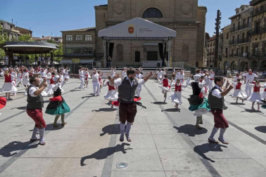 Comienzan las fiestas de la ciudad del Ega. La bajadica del Puy, la bajada del Ega, el Baile de La Era y la salida de la Comparsa de Gigantes y cabezudos han sido los principales actos del primer día de fiestas.