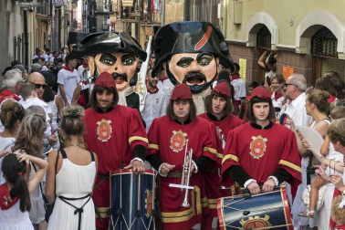 Comienzan las fiestas de la ciudad del Ega. La bajadica del Puy, la bajada del Ega, el Baile de La Era y la salida de la Comparsa de Gigantes y cabezudos han sido los principales actos del primer día de fiestas.