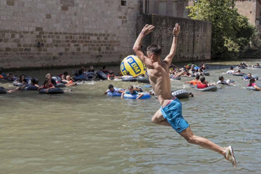 Comienzan las fiestas de la ciudad del Ega. La bajadica del Puy, la bajada del Ega, el Baile de La Era y la salida de la Comparsa de Gigantes y cabezudos han sido los principales actos del primer día de fiestas.