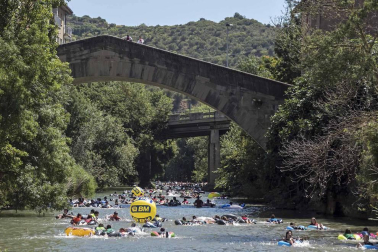 Comienzan las fiestas de la ciudad del Ega. La bajadica del Puy, la bajada del Ega, el Baile de La Era y la salida de la Comparsa de Gigantes y cabezudos han sido los principales actos del primer día de fiestas.