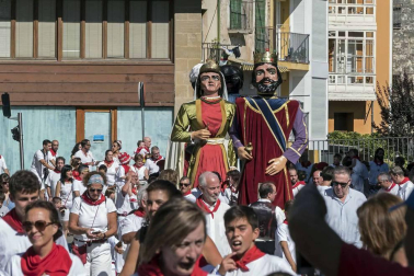 Comienzan las fiestas de la ciudad del Ega. La bajadica del Puy, la bajada del Ega, el Baile de La Era y la salida de la Comparsa de Gigantes y cabezudos han sido los principales actos del primer día de fiestas.