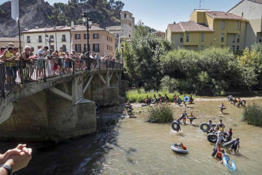 Comienzan las fiestas de la ciudad del Ega. La bajadica del Puy, la bajada del Ega, el Baile de La Era y la salida de la Comparsa de Gigantes y cabezudos han sido los principales actos del primer día de fiestas.