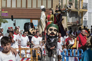 Comienzan las fiestas de la ciudad del Ega. La bajadica del Puy, la bajada del Ega, el Baile de La Era y la salida de la Comparsa de Gigantes y cabezudos han sido los principales actos del primer día de fiestas.