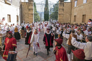 Comienzan las fiestas de la ciudad del Ega. La bajadica del Puy, la bajada del Ega, el Baile de La Era y la salida de la Comparsa de Gigantes y cabezudos han sido los principales actos del primer día de fiestas.