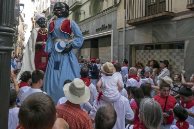 Comienzan las fiestas de la ciudad del Ega. La bajadica del Puy, la bajada del Ega, el Baile de La Era y la salida de la Comparsa de Gigantes y cabezudos han sido los principales actos del primer día de fiestas.
