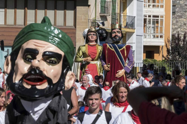 Comienzan las fiestas de la ciudad del Ega. La bajadica del Puy, la bajada del Ega, el Baile de La Era y la salida de la Comparsa de Gigantes y cabezudos han sido los principales actos del primer día de fiestas.
