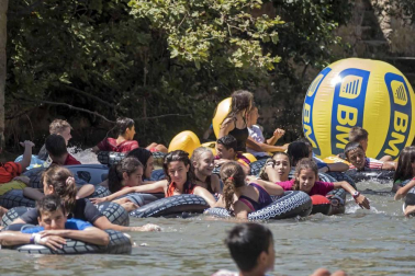 Comienzan las fiestas de la ciudad del Ega. La bajadica del Puy, la bajada del Ega, el Baile de La Era y la salida de la Comparsa de Gigantes y cabezudos han sido los principales actos del primer día de fiestas.