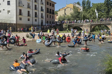 Comienzan las fiestas de la ciudad del Ega. La bajadica del Puy, la bajada del Ega, el Baile de La Era y la salida de la Comparsa de Gigantes y cabezudos han sido los principales actos del primer día de fiestas.
