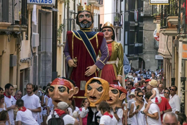 Comienzan las fiestas de la ciudad del Ega. La bajadica del Puy, la bajada del Ega, el Baile de La Era y la salida de la Comparsa de Gigantes y cabezudos han sido los principales actos del primer día de fiestas.