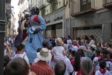 Comienzan las fiestas de la ciudad del Ega. La bajadica del Puy, la bajada del Ega, el Baile de La Era y la salida de la Comparsa de Gigantes y cabezudos han sido los principales actos del primer día de fiestas.