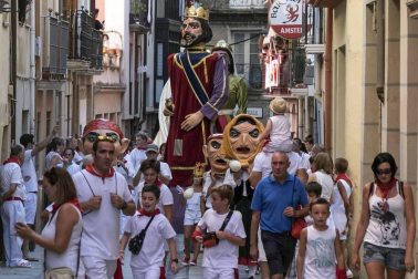 Comienzan las fiestas de la ciudad del Ega. La bajadica del Puy, la bajada del Ega, el Baile de La Era y la salida de la Comparsa de Gigantes y cabezudos han sido los principales actos del primer día de fiestas.