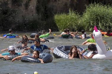 Comienzan las fiestas de la ciudad del Ega. La bajadica del Puy, la bajada del Ega, el Baile de La Era y la salida de la Comparsa de Gigantes y cabezudos han sido los principales actos del primer día de fiestas.