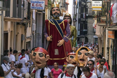 Comienzan las fiestas de la ciudad del Ega. La bajadica del Puy, la bajada del Ega, el Baile de La Era y la salida de la Comparsa de Gigantes y cabezudos han sido los principales actos del primer día de fiestas.