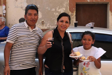 Larraga albergó el pasado fin de semana su ya tradicional Fiesta de la Vaca Brava, que este año cumple su decimoctava edición. Además de la exhibición de doma a caballo en la plaza, vecinos y turistas pudieron disfrutar por tercer año consecutivo de una espectacular trashumancia desde los campos de la villa hasta la plaza del consistorio y una degustación de cordero de denominación de origen navarro para los paladares más finos.