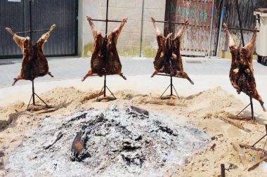 Larraga albergó el pasado fin de semana su ya tradicional Fiesta de la Vaca Brava, que este año cumple su decimoctava edición. Además de la exhibición de doma a caballo en la plaza, vecinos y turistas pudieron disfrutar por tercer año consecutivo de una espectacular trashumancia desde los campos de la villa hasta la plaza del consistorio y una degustación de cordero de denominación de origen navarro para los paladares más finos.