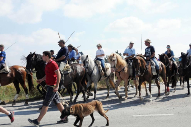 Larraga albergó el pasado fin de semana su ya tradicional Fiesta de la Vaca Brava, que este año cumple su decimoctava edición. Además de la exhibición de doma a caballo en la plaza, vecinos y turistas pudieron disfrutar por tercer año consecutivo de una espectacular trashumancia desde los campos de la villa hasta la plaza del consistorio y una degustación de cordero de denominación de origen navarro para los paladares más finos.