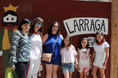 Larraga albergó el pasado fin de semana su ya tradicional Fiesta de la Vaca Brava, que este año cumple su decimoctava edición. Además de la exhibición de doma a caballo en la plaza, vecinos y turistas pudieron disfrutar por tercer año consecutivo de una espectacular trashumancia desde los campos de la villa hasta la plaza del consistorio y una degustación de cordero de denominación de origen navarro para los paladares más finos.