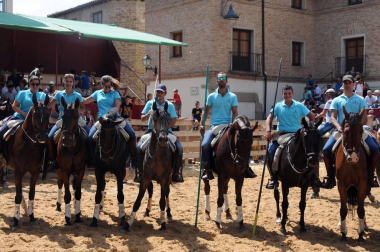 Larraga albergó el pasado fin de semana su ya tradicional Fiesta de la Vaca Brava, que este año cumple su decimoctava edición. Además de la exhibición de doma a caballo en la plaza, vecinos y turistas pudieron disfrutar por tercer año consecutivo de una espectacular trashumancia desde los campos de la villa hasta la plaza del consistorio y una degustación de cordero de denominación de origen navarro para los paladares más finos.