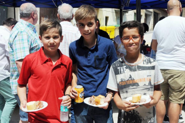 Larraga albergó el pasado fin de semana su ya tradicional Fiesta de la Vaca Brava, que este año cumple su decimoctava edición. Además de la exhibición de doma a caballo en la plaza, vecinos y turistas pudieron disfrutar por tercer año consecutivo de una espectacular trashumancia desde los campos de la villa hasta la plaza del consistorio y una degustación de cordero de denominación de origen navarro para los paladares más finos.
