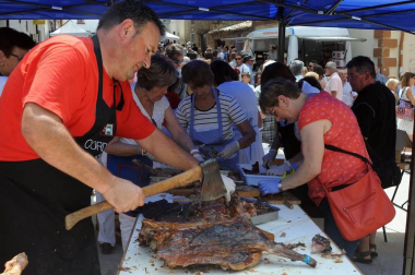 Larraga albergó el pasado fin de semana su ya tradicional Fiesta de la Vaca Brava, que este año cumple su decimoctava edición. Además de la exhibición de doma a caballo en la plaza, vecinos y turistas pudieron disfrutar por tercer año consecutivo de una espectacular trashumancia desde los campos de la villa hasta la plaza del consistorio y una degustación de cordero de denominación de origen navarro para los paladares más finos.