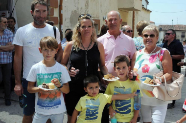Larraga albergó el pasado fin de semana su ya tradicional Fiesta de la Vaca Brava, que este año cumple su decimoctava edición. Además de la exhibición de doma a caballo en la plaza, vecinos y turistas pudieron disfrutar por tercer año consecutivo de una espectacular trashumancia desde los campos de la villa hasta la plaza del consistorio y una degustación de cordero de denominación de origen navarro para los paladares más finos.