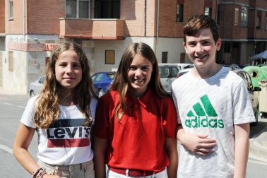 Larraga albergó el pasado fin de semana su ya tradicional Fiesta de la Vaca Brava, que este año cumple su decimoctava edición. Además de la exhibición de doma a caballo en la plaza, vecinos y turistas pudieron disfrutar por tercer año consecutivo de una espectacular trashumancia desde los campos de la villa hasta la plaza del consistorio y una degustación de cordero de denominación de origen navarro para los paladares más finos.