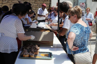 Larraga albergó el pasado fin de semana su ya tradicional Fiesta de la Vaca Brava, que este año cumple su decimoctava edición. Además de la exhibición de doma a caballo en la plaza, vecinos y turistas pudieron disfrutar por tercer año consecutivo de una espectacular trashumancia desde los campos de la villa hasta la plaza del consistorio y una degustación de cordero de denominación de origen navarro para los paladares más finos.
