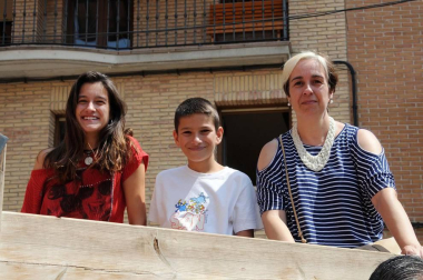 Larraga albergó el pasado fin de semana su ya tradicional Fiesta de la Vaca Brava, que este año cumple su decimoctava edición. Además de la exhibición de doma a caballo en la plaza, vecinos y turistas pudieron disfrutar por tercer año consecutivo de una espectacular trashumancia desde los campos de la villa hasta la plaza del consistorio y una degustación de cordero de denominación de origen navarro para los paladares más finos.