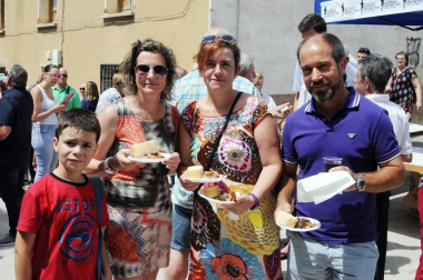 Larraga albergó el pasado fin de semana su ya tradicional Fiesta de la Vaca Brava, que este año cumple su decimoctava edición. Además de la exhibición de doma a caballo en la plaza, vecinos y turistas pudieron disfrutar por tercer año consecutivo de una espectacular trashumancia desde los campos de la villa hasta la plaza del consistorio y una degustación de cordero de denominación de origen navarro para los paladares más finos.