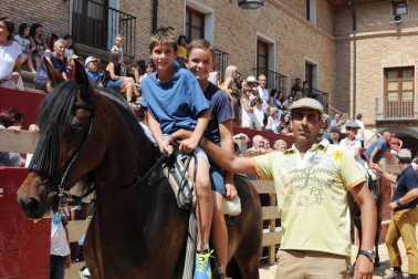 Larraga albergó el pasado fin de semana su ya tradicional Fiesta de la Vaca Brava, que este año cumple su decimoctava edición. Además de la exhibición de doma a caballo en la plaza, vecinos y turistas pudieron disfrutar por tercer año consecutivo de una espectacular trashumancia desde los campos de la villa hasta la plaza del consistorio y una degustación de cordero de denominación de origen navarro para los paladares más finos.