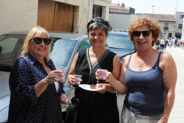 Larraga albergó el pasado fin de semana su ya tradicional Fiesta de la Vaca Brava, que este año cumple su decimoctava edición. Además de la exhibición de doma a caballo en la plaza, vecinos y turistas pudieron disfrutar por tercer año consecutivo de una espectacular trashumancia desde los campos de la villa hasta la plaza del consistorio y una degustación de cordero de denominación de origen navarro para los paladares más finos.