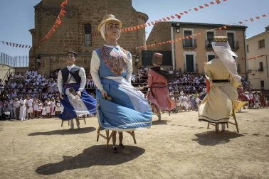 Carcastillo homenajeó este domingo a Mari Carmen Palacios por toda una vida dedicada al cuidado y mantenimiento de la parroquia local. El reconocimiento tuvo lugar en la iglesia de San Salvador, que acogió la misa del día grande de las fiestas.