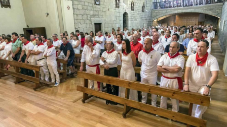 Carcastillo homenajeó este domingo a Mari Carmen Palacios por toda una vida dedicada al cuidado y mantenimiento de la parroquia local. El reconocimiento tuvo lugar en la iglesia de San Salvador, que acogió la misa del día grande de las fiestas.