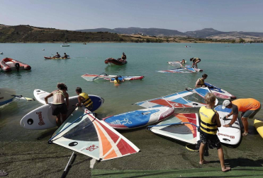 Varias personas se alivian del calor en el pantano de Alloz y en el río Arga a su paso por Irotz.