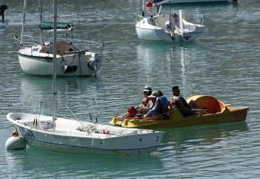 Varias personas se alivian del calor en el pantano de Alloz y en el río Arga a su paso por Irotz.