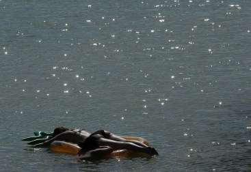 Varias personas se alivian del calor en el pantano de Alloz y en el río Arga a su paso por Irotz.