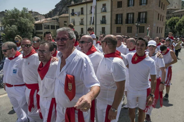 La Pañuelada de los chicos y la procesión han sido algunos de los actos principales de este domingo 5 de agosto, tercer día de fiestas de la ciudad del Ega
