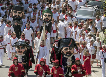 La Pañuelada de los chicos y la procesión han sido algunos de los actos principales de este domingo 5 de agosto, tercer día de fiestas de la ciudad del Ega
