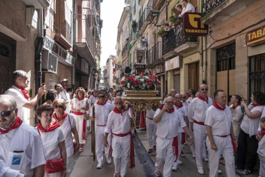 La Pañuelada de los chicos y la procesión han sido algunos de los actos principales de este domingo 5 de agosto, tercer día de fiestas de la ciudad del Ega
