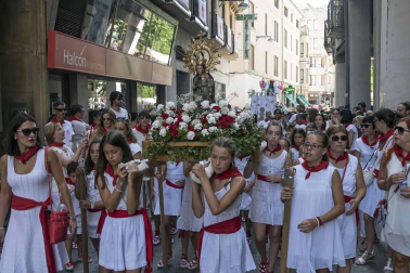 La Pañuelada de los chicos y la procesión han sido algunos de los actos principales de este domingo 5 de agosto, tercer día de fiestas de la ciudad del Ega