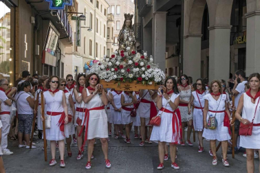 La Pañuelada de los chicos y la procesión han sido algunos de los actos principales de este domingo 5 de agosto, tercer día de fiestas de la ciudad del Ega