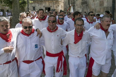 La Pañuelada de los chicos y la procesión han sido algunos de los actos principales de este domingo 5 de agosto, tercer día de fiestas de la ciudad del Ega