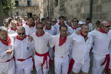 La Pañuelada de los chicos y la procesión han sido algunos de los actos principales de este domingo 5 de agosto, tercer día de fiestas de la ciudad del Ega