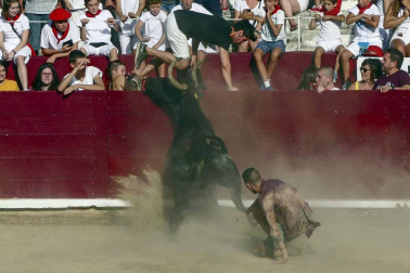 La Pañuelada de los chicos y la procesión han sido algunos de los actos principales de este domingo 5 de agosto, tercer día de fiestas de la ciudad del Ega